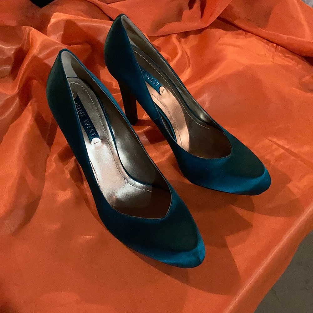 Size 9 1/2 teal heels.